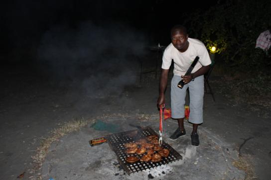 Koch von Kiboko bei der Zubereitung des abendlichen Dinners