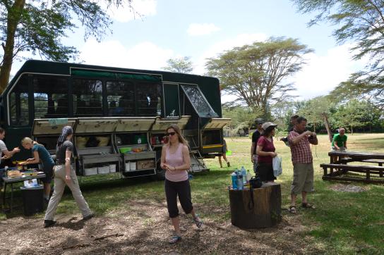 Lunchtime auf eine Drifters Safari: Picknick mit Guide und der Reisegruppe