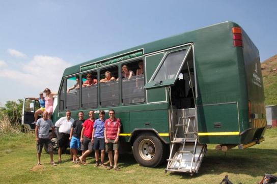 Drifters Reisegruppe vor dem Safaritruck