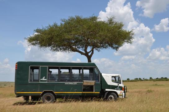 Drifters Safari Truck während Camping Safari in der Serengeti in Tansania