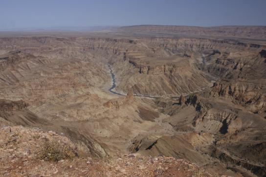 Panorama des Fish River Canyon in Namibia, welchen der Fischfluss ausgewaschen hat und der größte Canyon Afrikas ist