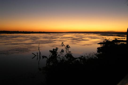 Sonnenuntergang über dem Fluss Okavango und dem Okavango Delta in Botswana