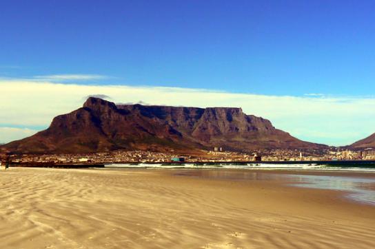 Blick am frühen Morgen auf den Hafen von Kapstadt in Südafrika mit dem majestätischen Tafelberg im Hintergrun