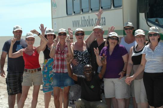Kiboko Reisegruppe vor dem Safari Fahrzeug