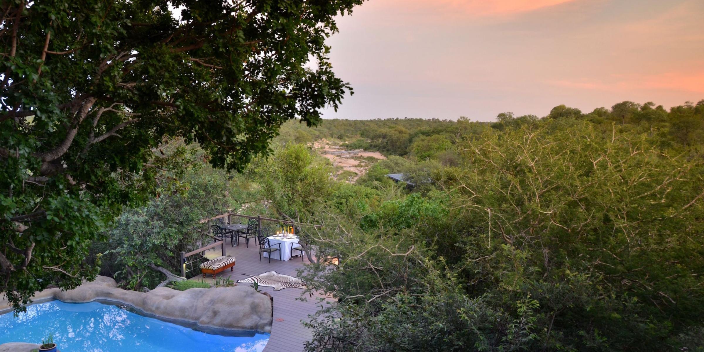 Lodge Safaris: Afrika auf einer Lodge Safari Tour entdecken und sehenswerte Lodges wie die Greenfire Game Lodge mit ihrem fantastischen Pool besuchen
