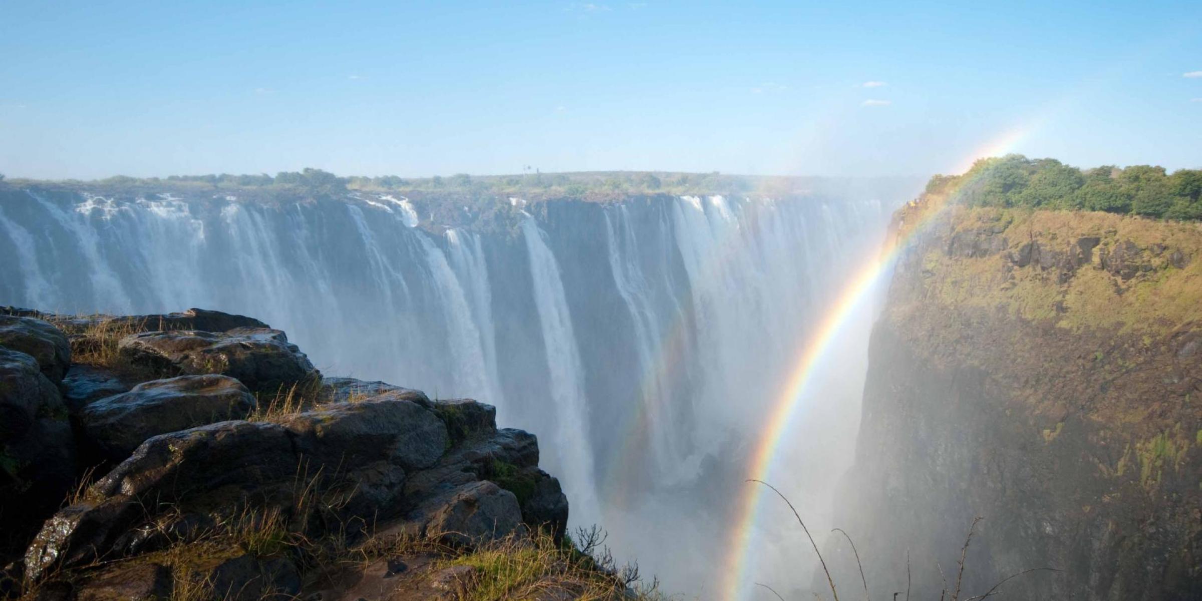 Victoriafälle zwischen Sambia &amp; Simbabwe: Rauschendes Wasser und Regenbogen - ein Höhepunkt während der 4 Länder Abenteuer Tour durch Afrika