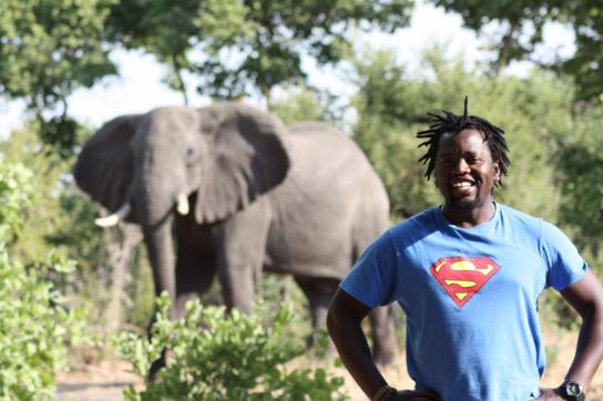 Sunway Safaris Reiseleiter / Guide mit Elefant