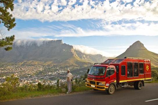 Sunway Safaris Overland Truck vor dem Tafelberg in Kapstadt
