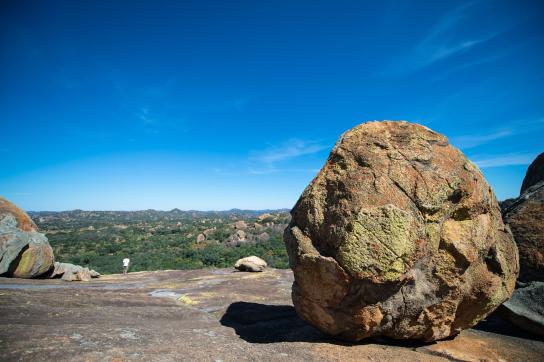 Ausblick über den Matobo Nationalpark - Runde Felsbrocken und hügelige Täler