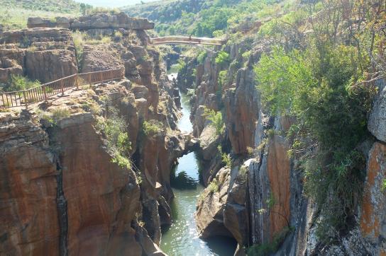 Bourke´s Luck Potholes in Mpumalanga (Südafrika) : Blick von der Brücke auf den Fluss