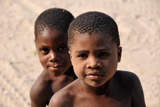 Buschmänner in der Kalahri: Junge Kinder lächeln in die Kamera
