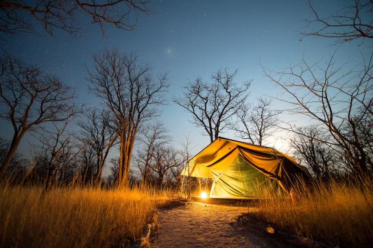 Camping Zelt von Sunway Safaris bei Nacht