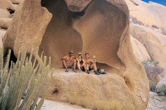 Reisende in der Namib Wüste nahe Spitzkoppe