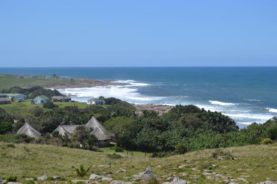 Ursprüngliche Wildcoast in Südafrika: Panorama Blick auf das wilde Meer, die Küste sowie die Greenfire Wildcoast Lodge