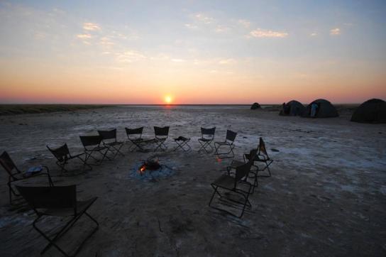 Camping in den Makgadikgadi-Salzpfannen mit einem traumhaften Sonnenaufgang