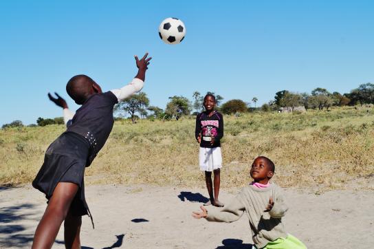 Spielende Kinder in Maun, der Safri Haupstadt Botswanas
