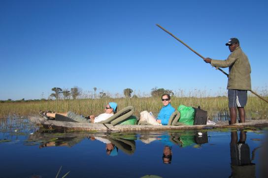 Fahrt mit dem Mokoro im Okavango Delta auf Abenteuerreise Botswana