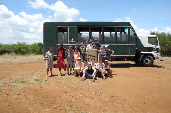 Reisegruppe mit Masai vor dem Safari Expeditions Truck von Drifters in Kenia