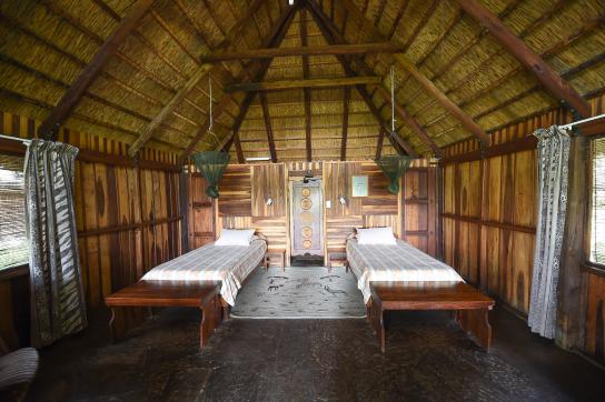 Rundu Inkwazi Lodge: Zwei-Bett-Chalets mit en-suite Einrichtung, Swimming Pool, Restaurant und Bar.