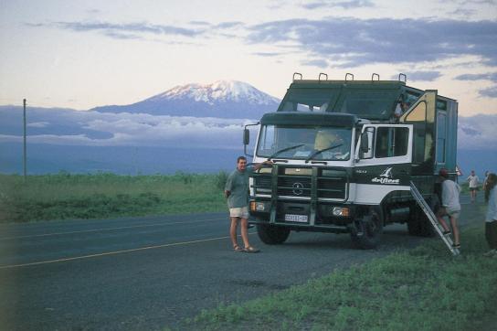 Safari Truck in Tansania mit Kilimanjaro im Hintergrund
