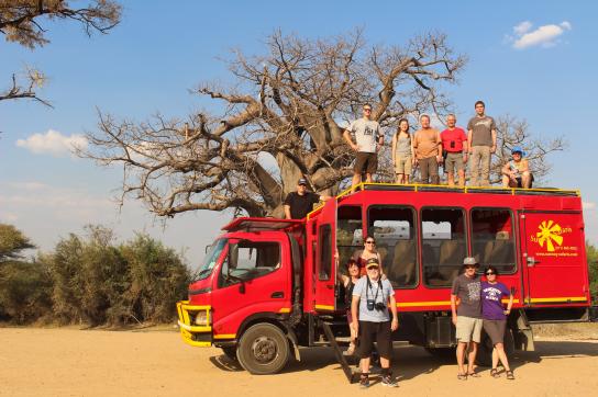 Aur Erlebnisreise in Namibia: Der Ideale Safaritruck unter einem Baobab der uns auf unserer Kleingruppenreise begleitet