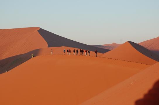 Dünenwanderung am Sosusvlei in der Namib Wüste