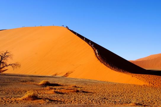 Namib Wüste wanderer im Sossusvlei