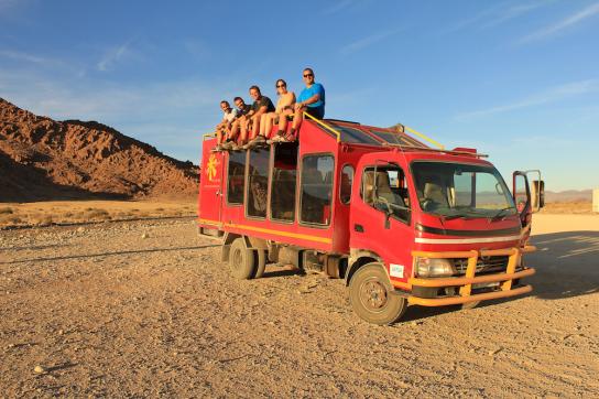 Sunway Truck mit Reisegrupe in Namibia