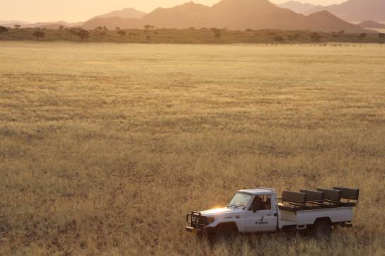 Safari Jeep in der Kalahari Wüste