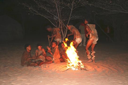 Traditioneller Bushman Tanz in der Kalahari