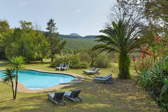 Pool und Gartenanlage im Foresters Arms Hotel in Swaziland