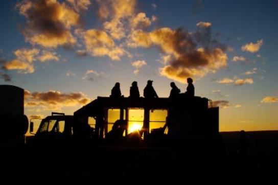 Sunways Safari Tour - Sonnenuntergang in Namibia, Reisegruppe auf dem Truck