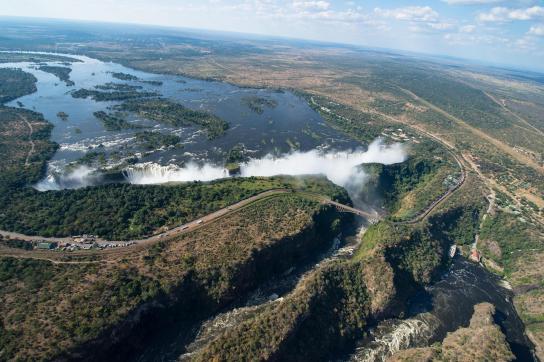 Rundreise durch Namibia Botswana, Simbabwe und Südafrika: Ein Flug über die Victoriafälle, einen der größten Wasserfälle und Naturwunder der Welt