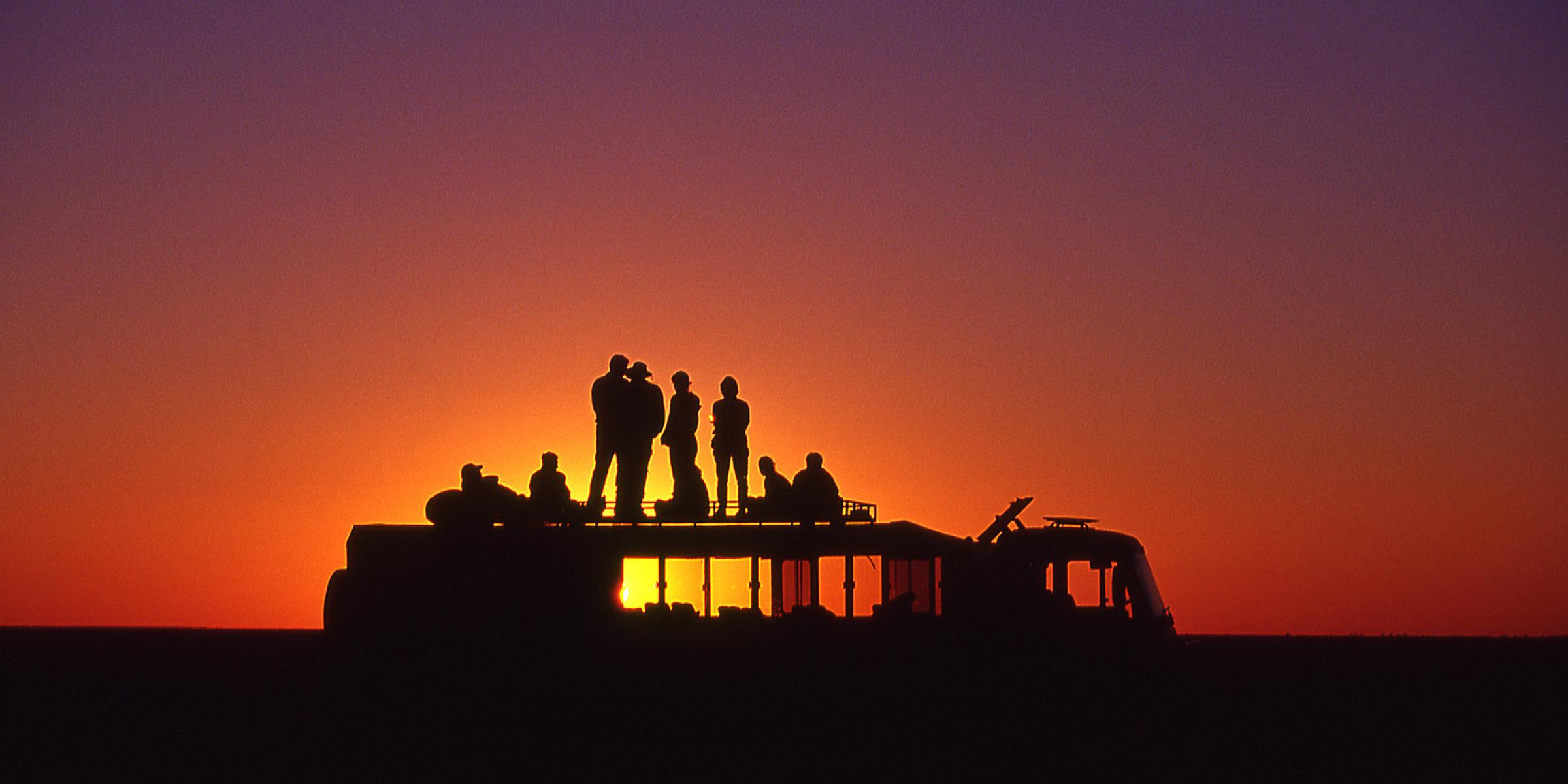 Botswana Simbabwe Abenteuerreise Sonnenuntergang Safaritruck